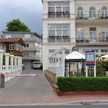 Heringsdorf_ An Der Seebruecke